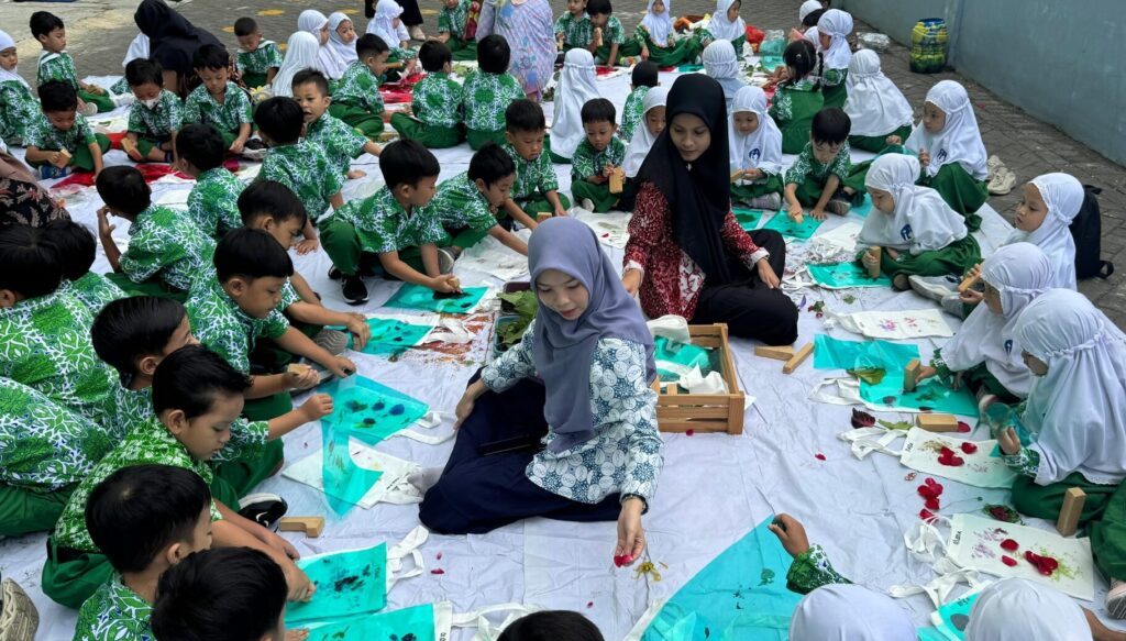 Eco Print Jadi Media Belajar Akhlak di KB-TK Islam Al Azhar 56 Malang