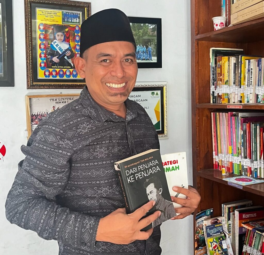 Menyala di Tengah Gelap, Perjuangan Guru di TBM Lentera Talangsuko