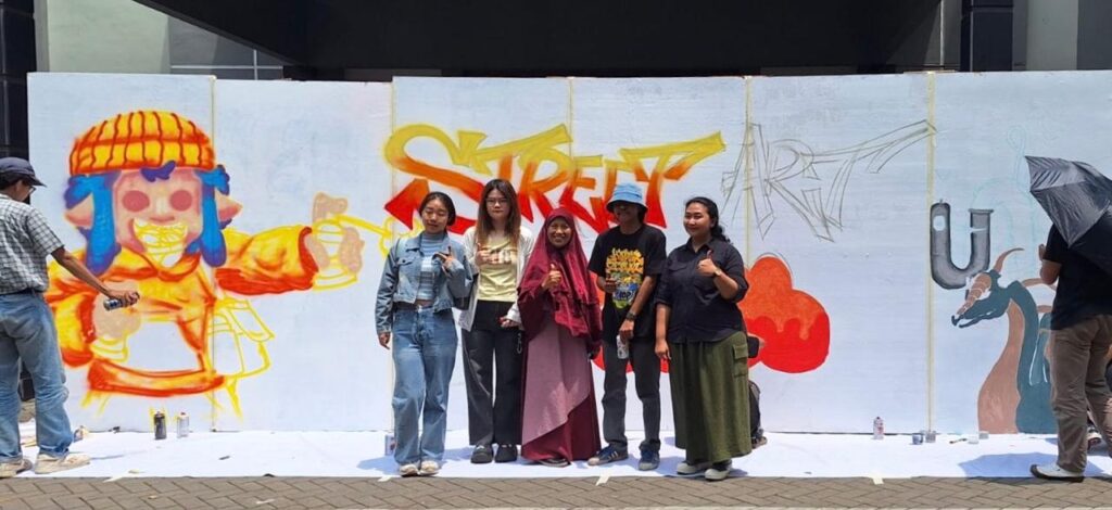 Mayang Anggrian, Jembatan antara Kampus dan Jalanan Seni