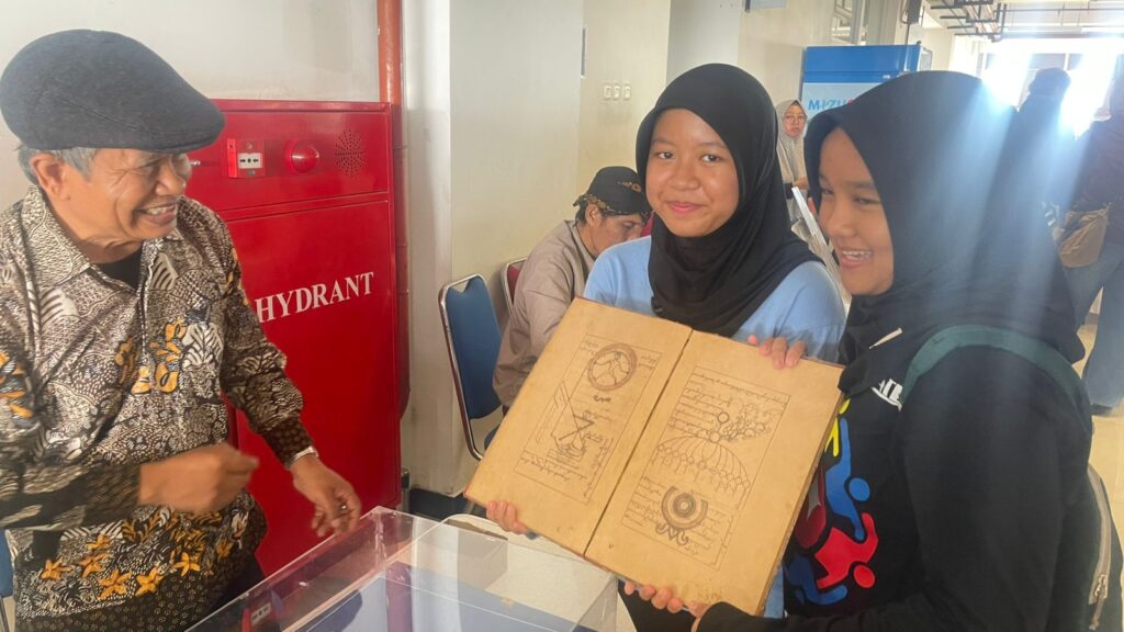 Pengunjung Antusias, Naskah Kuno Berusia Ratusan Tahun Dipamerkan di MCC Malang