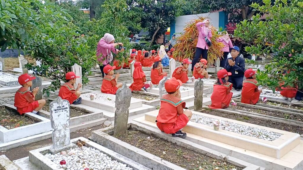Tabur Bunga, Tanam Makna: Siswa TKN Pembina 1 Malang Belajar Arti Pengorbanan