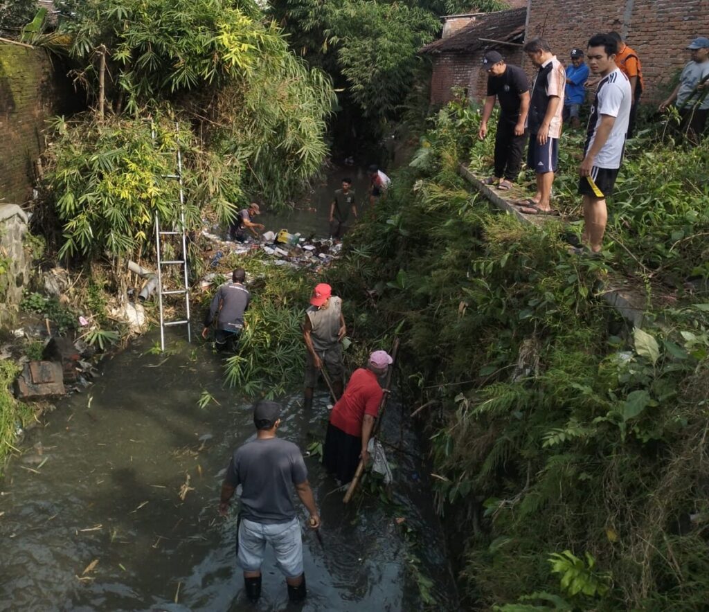 Banjir Selutut, Warga Bunulrejo Kompak Turun ke Sungai Angkat Sampah & Sedimen