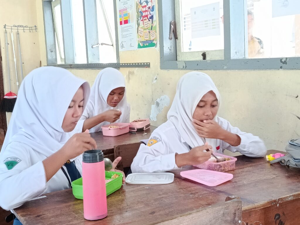 Demi Sekolah Sehat, SMPN 2 Ampelgading Hidupkan Budaya Bekal Masakan Ibu