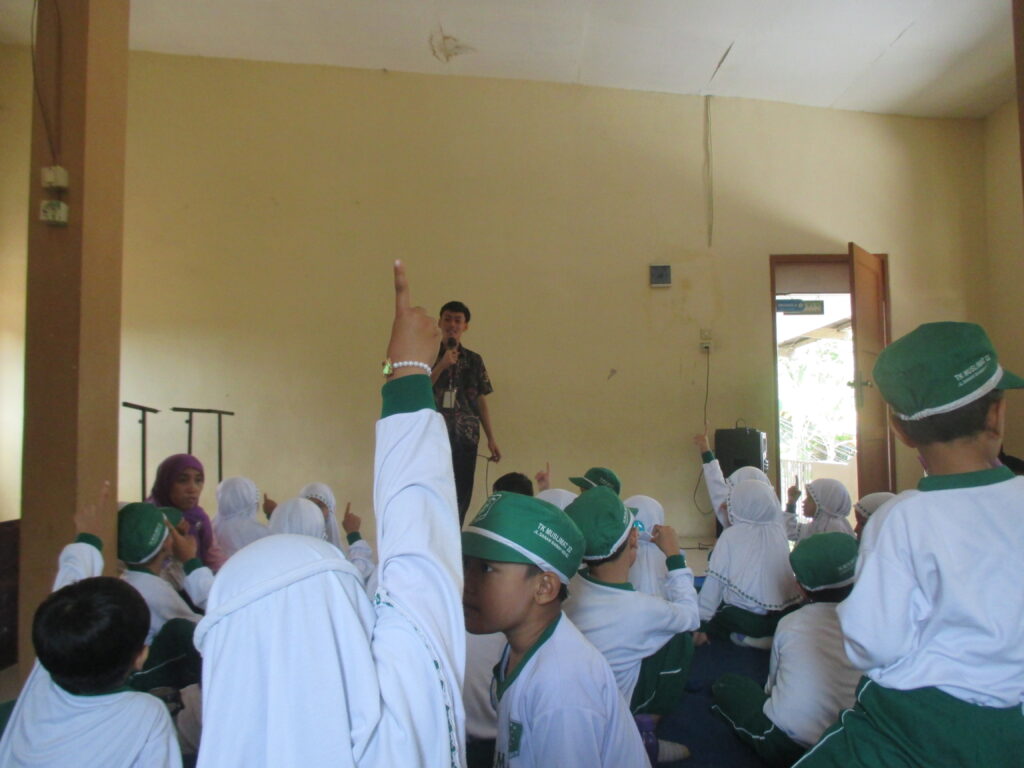 Bersama PUSJA, SMKN 4 Kota Malang Laksanakan Bakti Sosial Literasi bagi Siswa TK dan MI