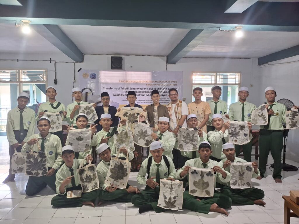 Menenun Masa Depan Santri melalui Ecoprint dan Kewirausahaan Berkelanjutan